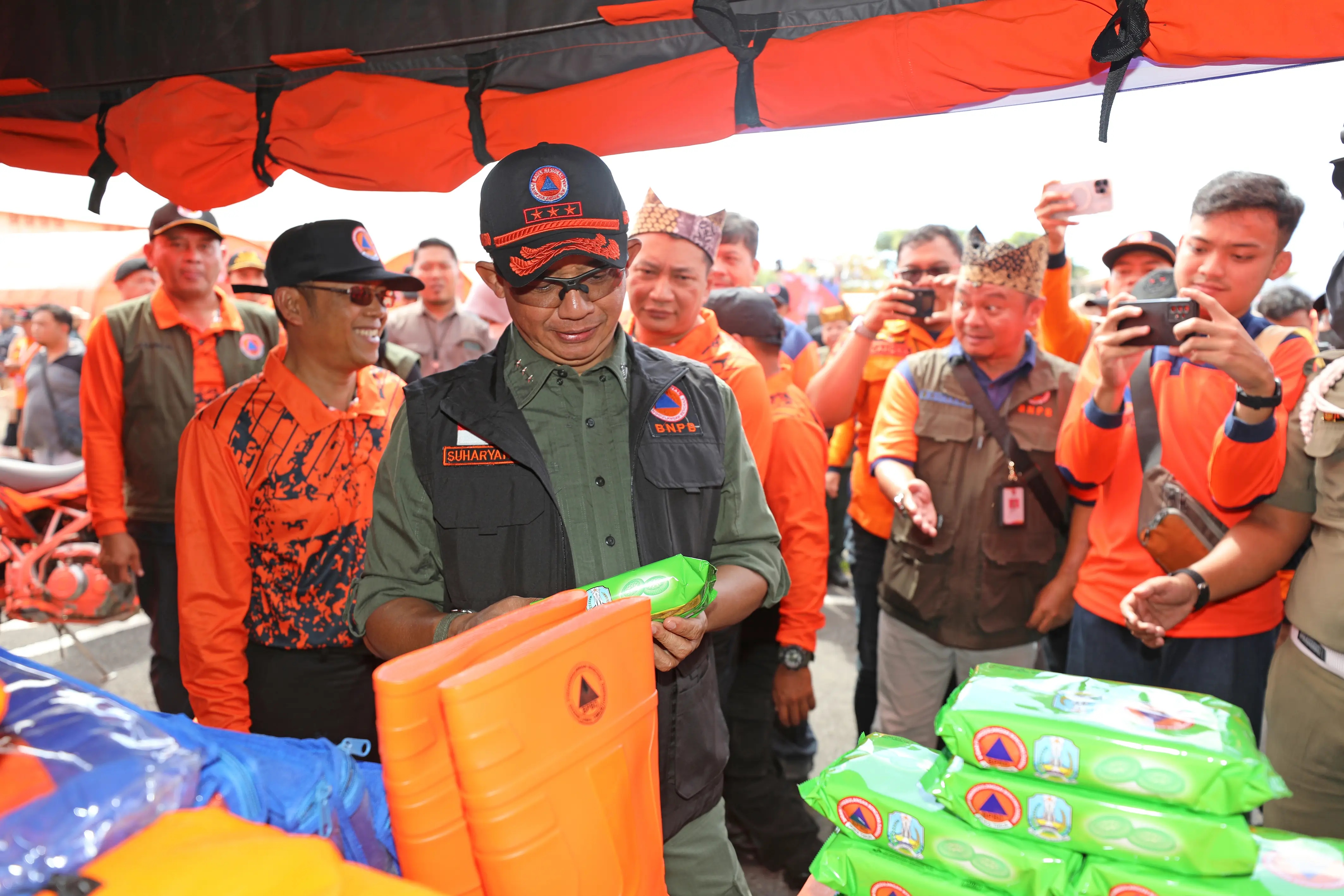 Kepala BNPB, Letjen TNI Suharyanto bersama Pj. Gubernur Jawa Timur, Adhy Karyono meninjau peralatan kebencanaan yang dipamerkan pada kegiatan Gelar Peralatan Penanggulangan Bencana ini, Minggu (14/7).